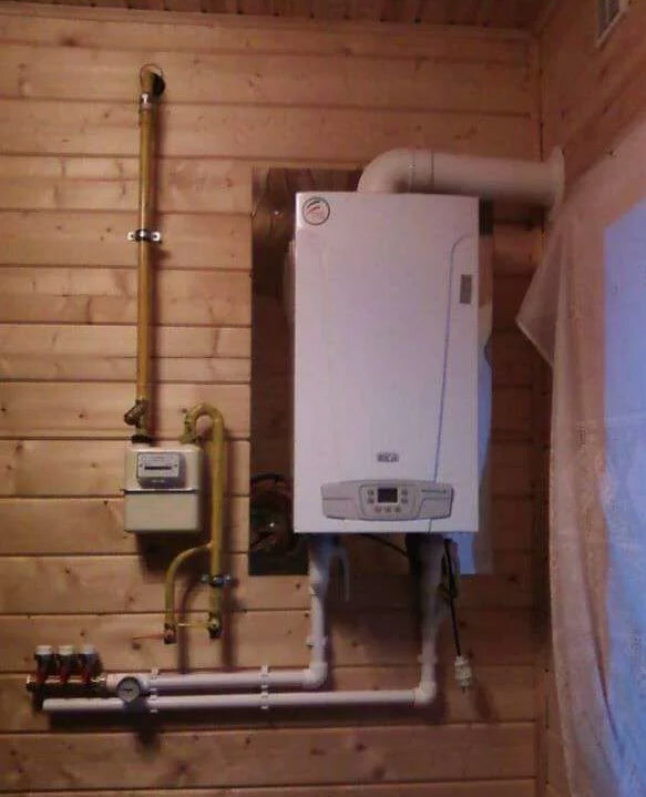 настенный газовый котел в деревянном доме, монтаж настенного газового котла, газовый котел для отопления частного дома 100м2, двухконтурный газовый котел, установка настенного газового котла в частном доме