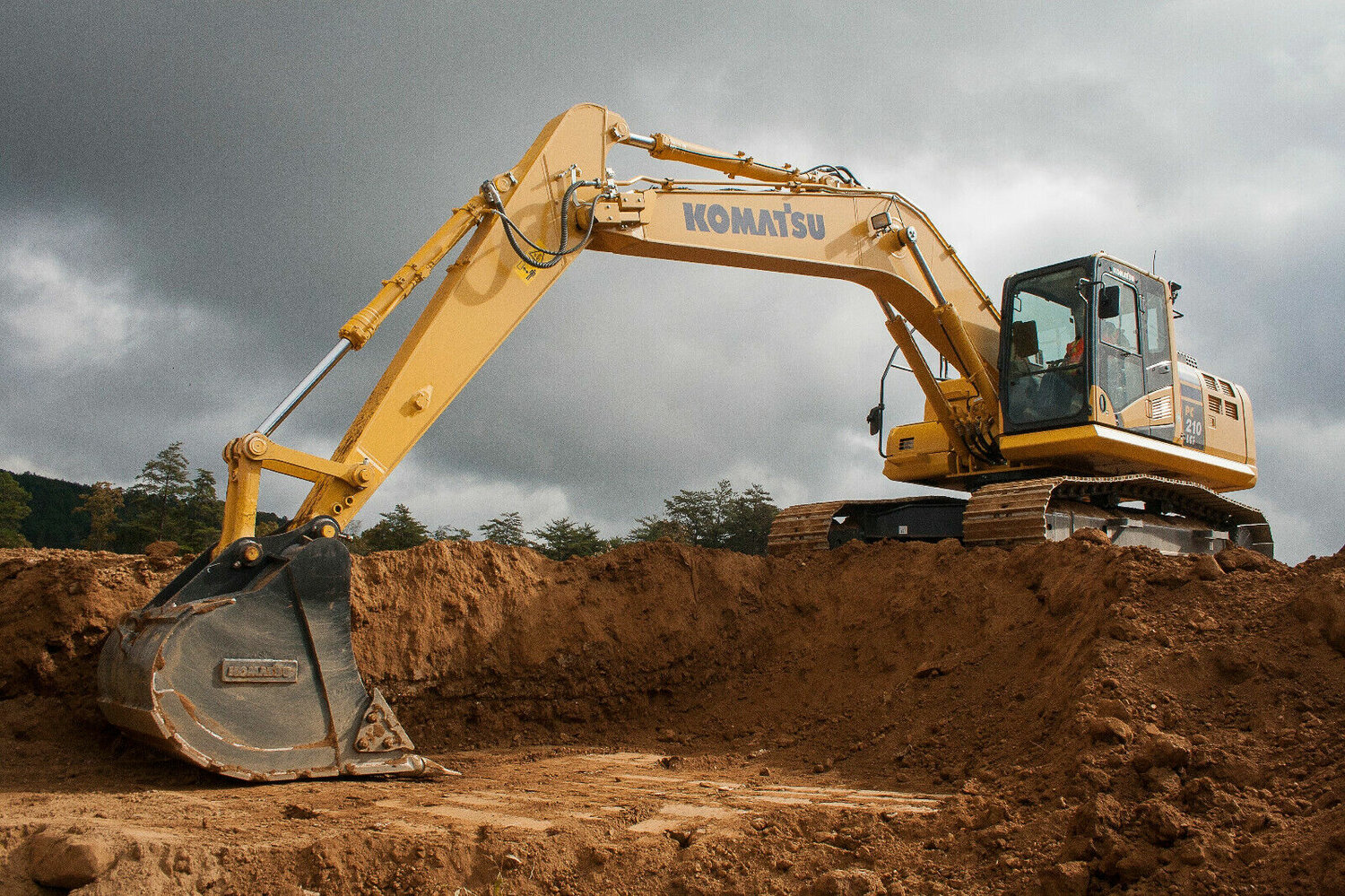 komatsu pc210, экскаватор komatsu pc210-10mo, экскаватор комацу 210, работа экскаватора, экскаватор коматсу pc300lc
