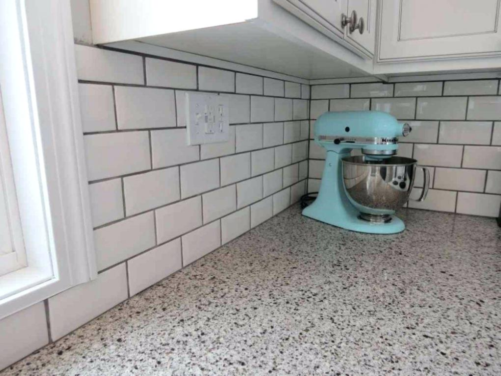kitchenaid artisan, плитка на фартук после установки кухни, фартук плитка кабанчик, укладка фартука из плитки на кухне, плитка на кухне