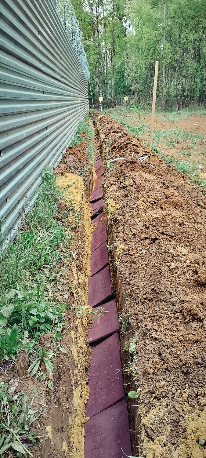 дренажная канава, дренаж участка, дренажная канава вдоль забора, дренаж у забора, обустройство канавы