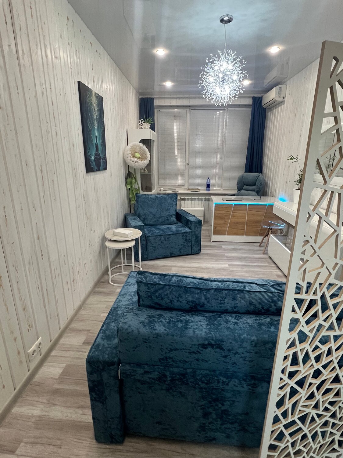 гостиная, интерьер комнаты, диван, дизайн студии, комната гостиная