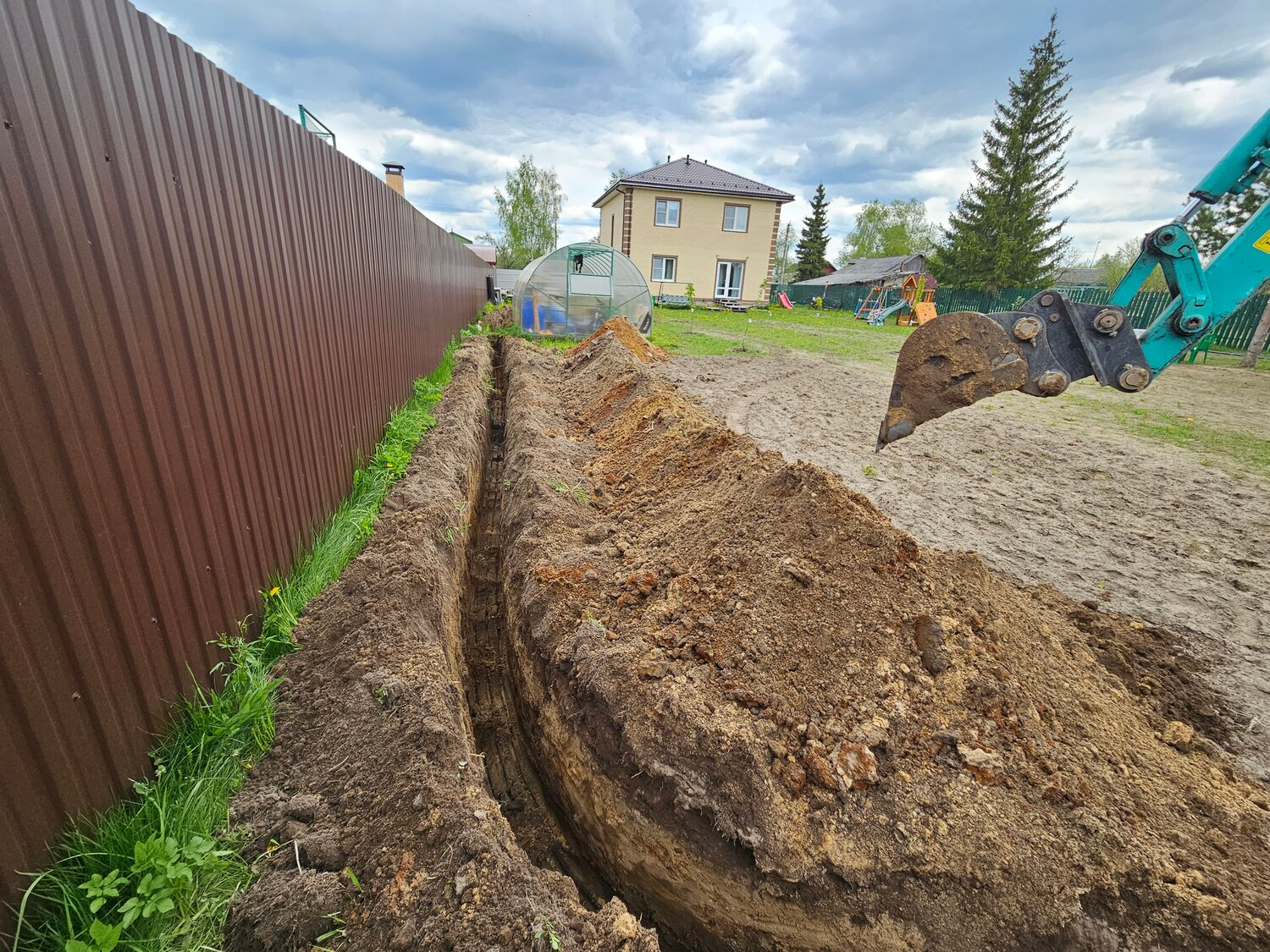 копка траншей, копка траншеи, копать траншею, строительство водопровода, траншея под водопровод