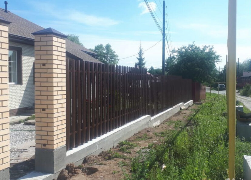 забор из евроштакетника с кирпичными столбами, забор из металлического штакетника, забор из штакетник, забор из евроштакетника, забор металлопрофиль штакетник