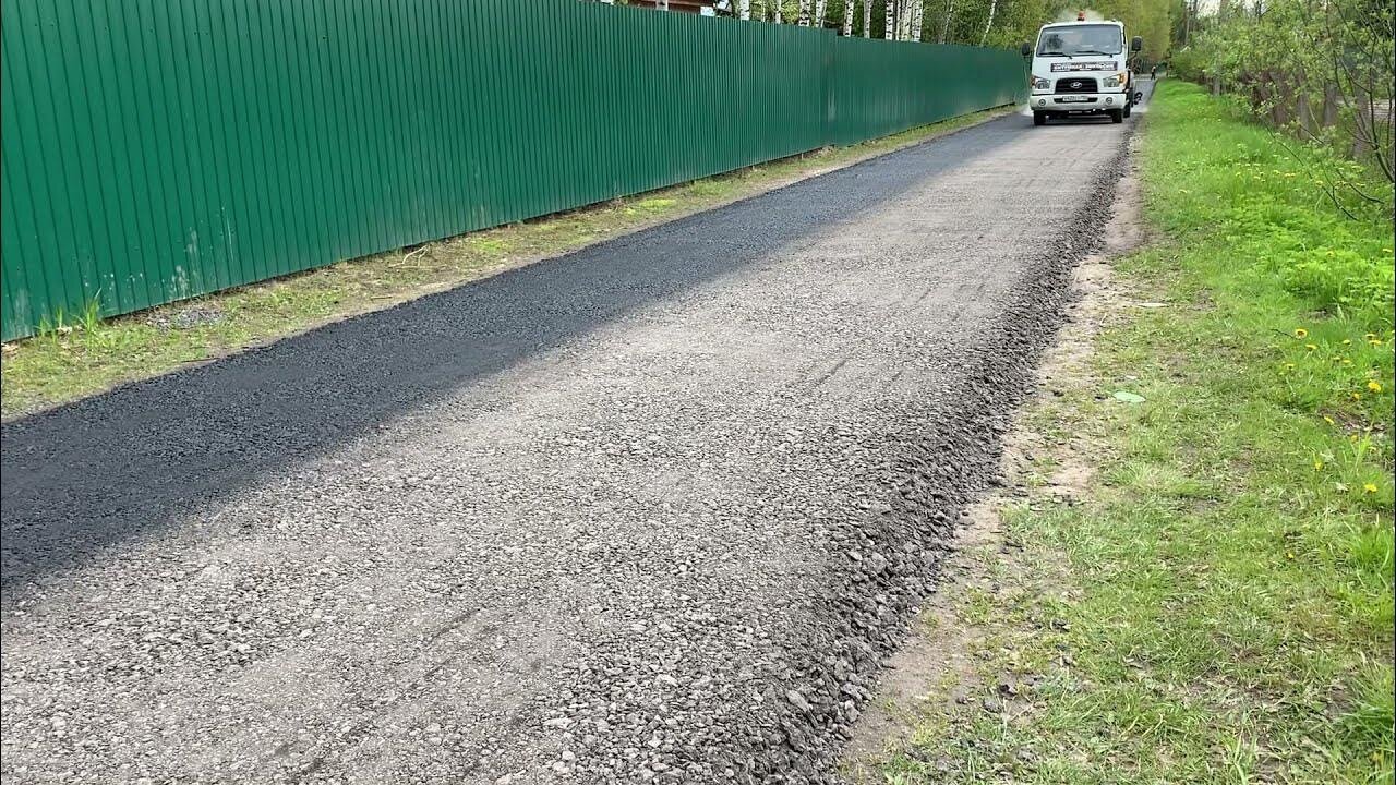 асфальтная крошка на дороге, дорога из асфальтовой крошки, укладка асфальтовой крошки, асфальтовая крошка, асфальтная крошка