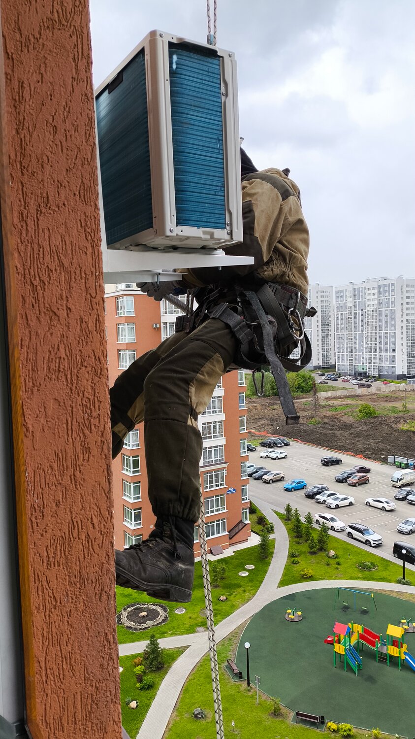 промышленный альпинизм, монтаж кондиционера альпинистом, промышленные альпинисты, установка кондиционера, монтаж кондиционера