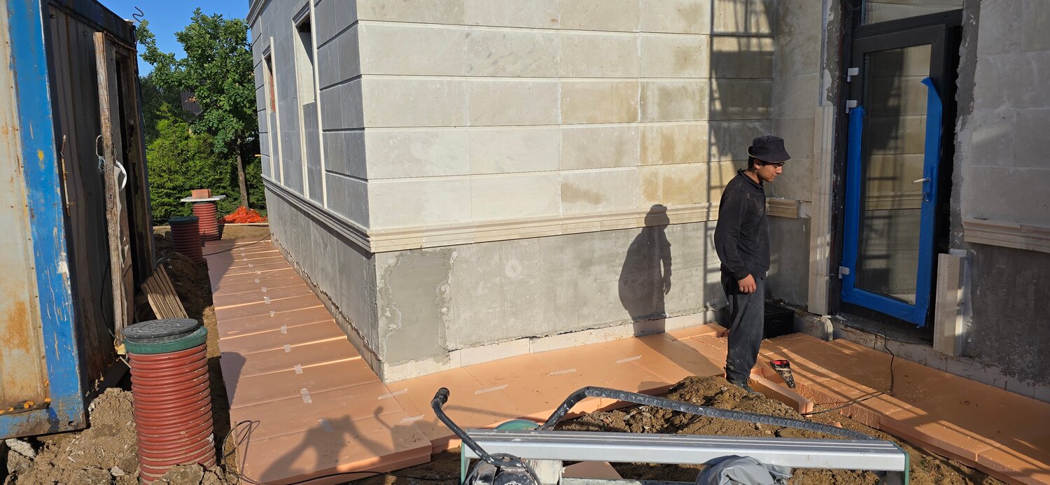 отмостка вокруг дома, отмостка в частном доме, отмостка вокруг дома своими руками из бетона, отмостка дома, монтаж отмостки