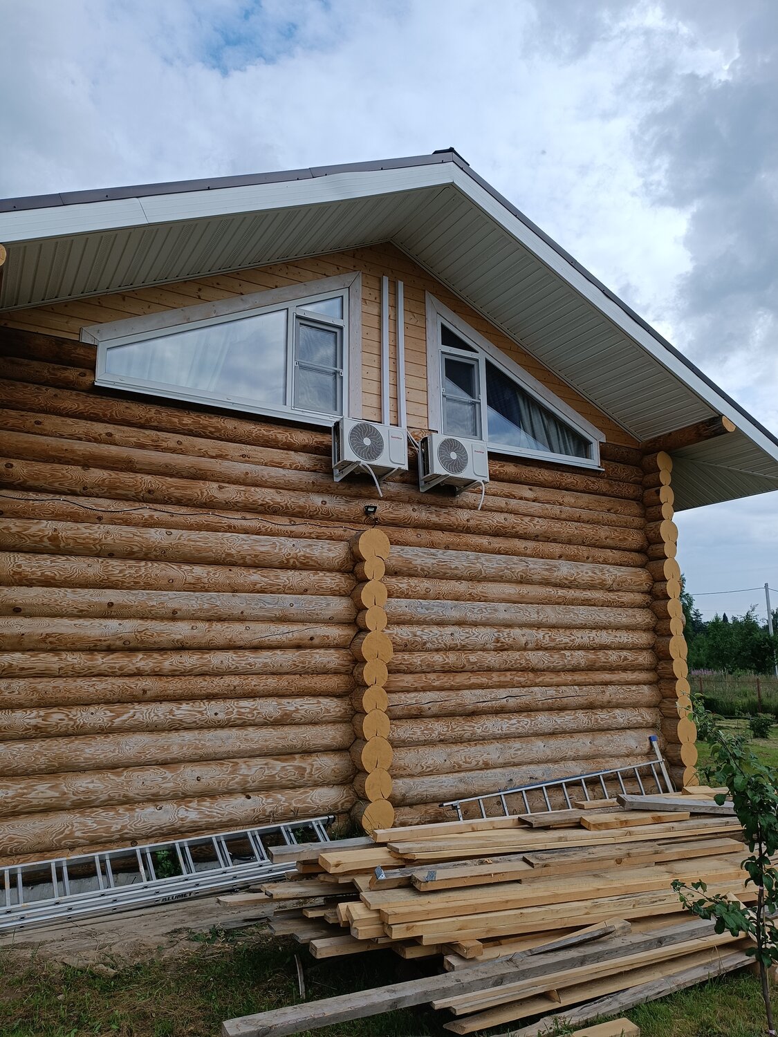 окна в доме из бревна, дома из оцилиндрованного бревна, окна в деревянном доме, пластиковые окна в деревянном доме, загородный дом