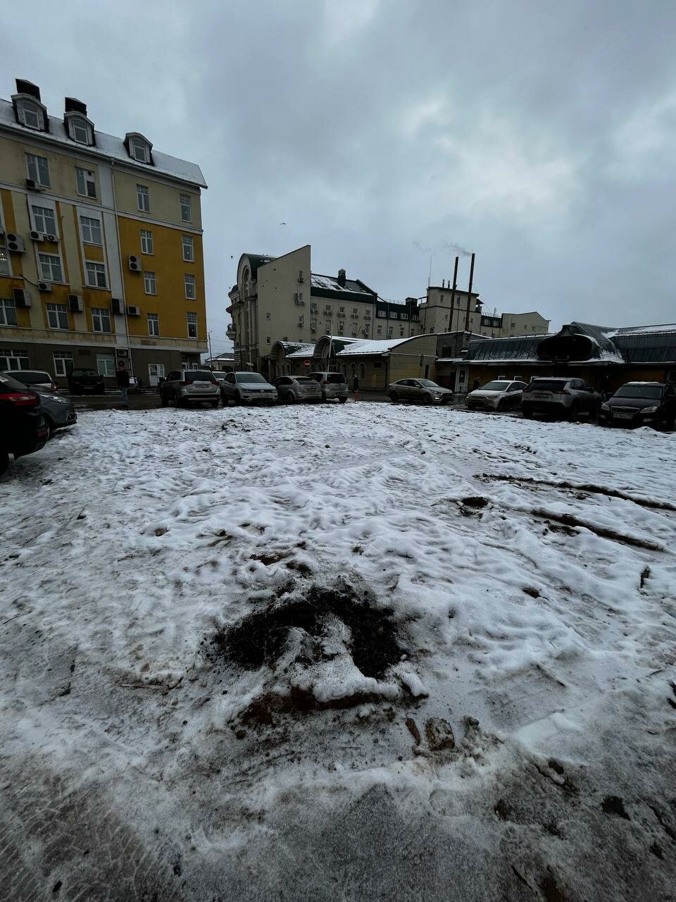 зима в россии грязь слякоть, грязный снег, здание, двор, снега