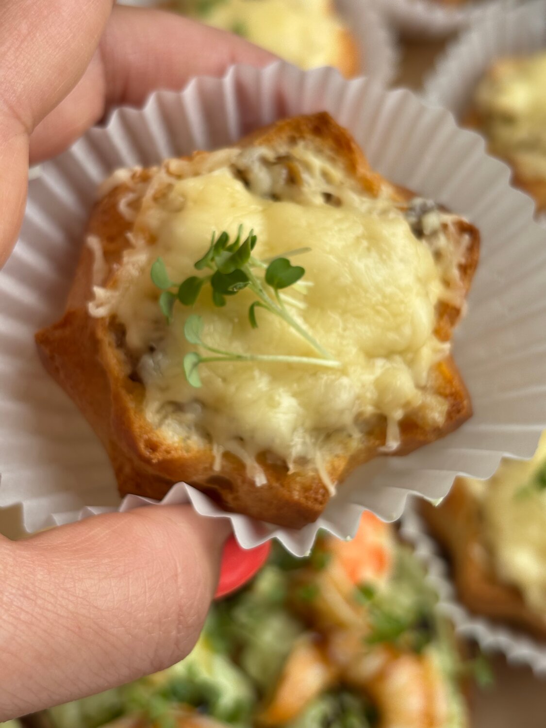 куриные маффины с сыром, жульен с курицей и грибами в тарталетках, тарталетки жульен, куриные маффины, тарталетки с грибами и сыром
