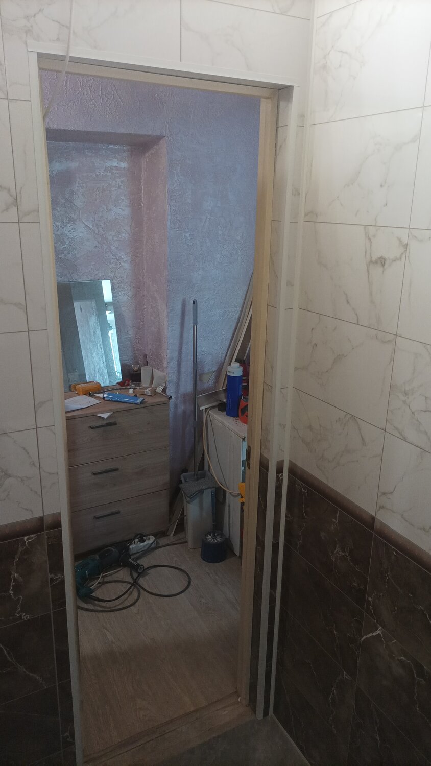 откосы плиткой, двери в санузел, двери скрытого монтажа, проем, откосы на двери