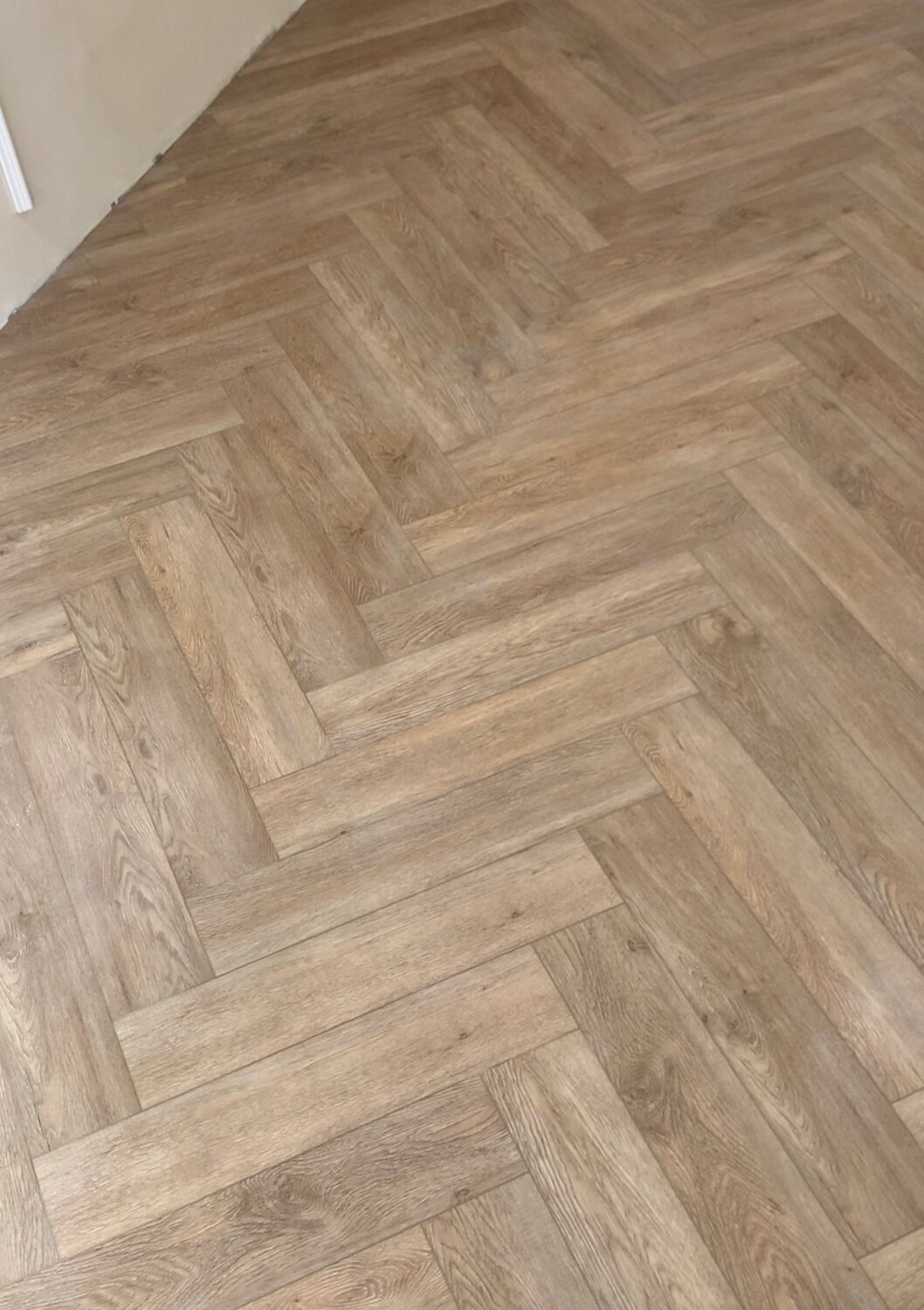 укладка елочкой, виниловый ламинат aquafloor space parquet light, паркет елочка, кварц виниловый ламинат, ламинат елочка