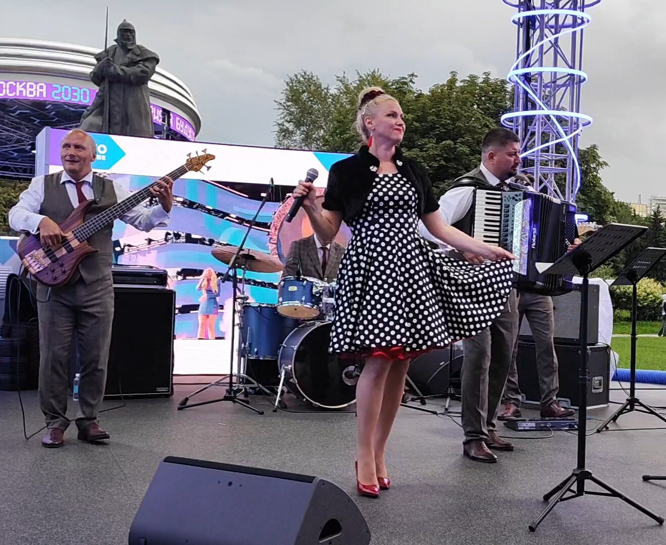 ретро-группа мамина пластинка, праздничный концерт, москва 2030 фестиваль, александра надеждина мамина пластинка, концерт ко дню россии