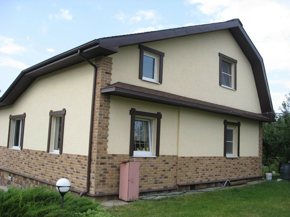 отделка фасада штукатуркой, ничиха фасадные панели, фасад дома штукатурка, фасад дома короед, отделка домов короедом