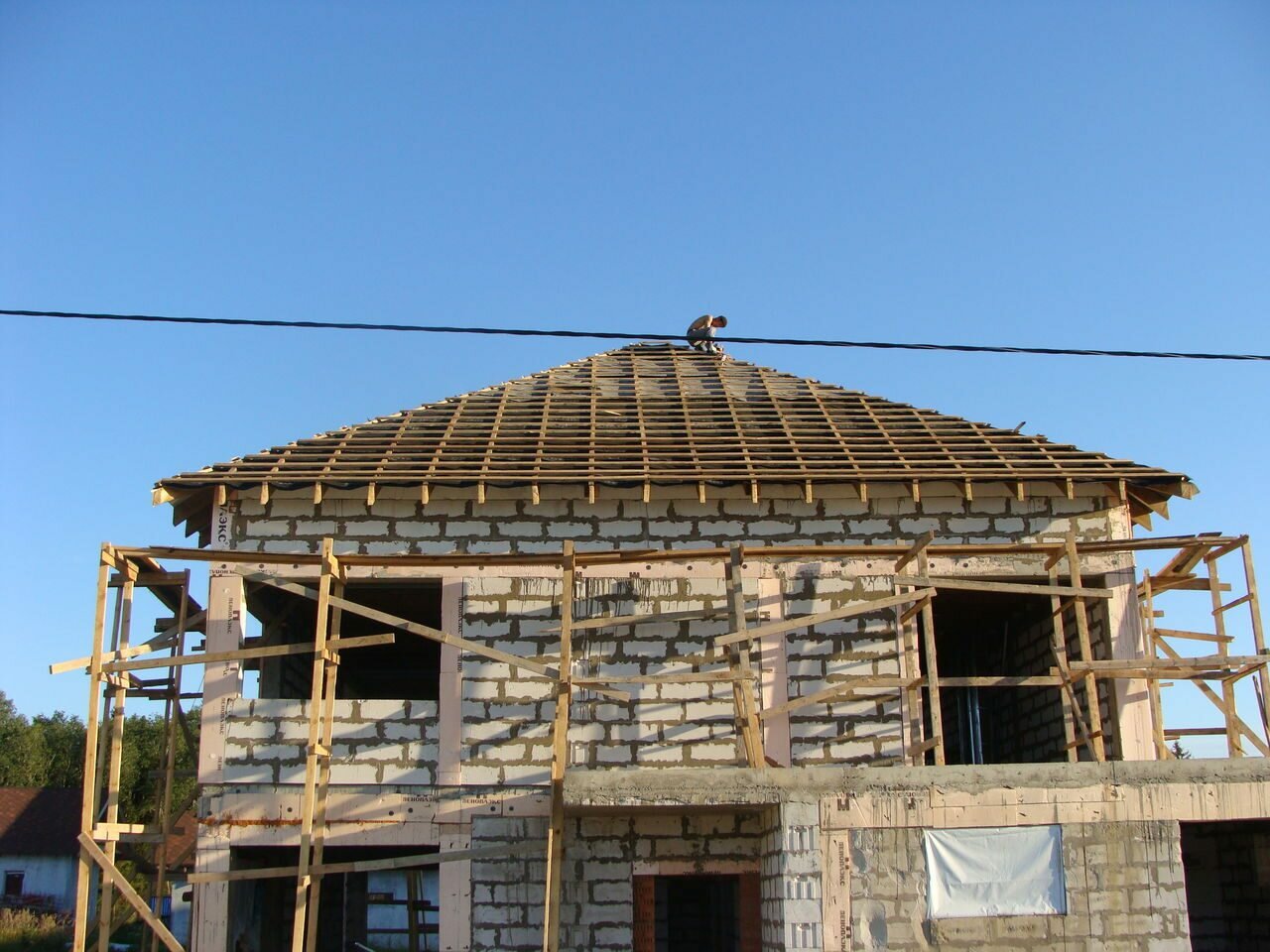 недостроенная крыша, стропильные системы крыш, полувальмовая кровля стропильная система, вальмовая стропильная система кукушка, строительства дома