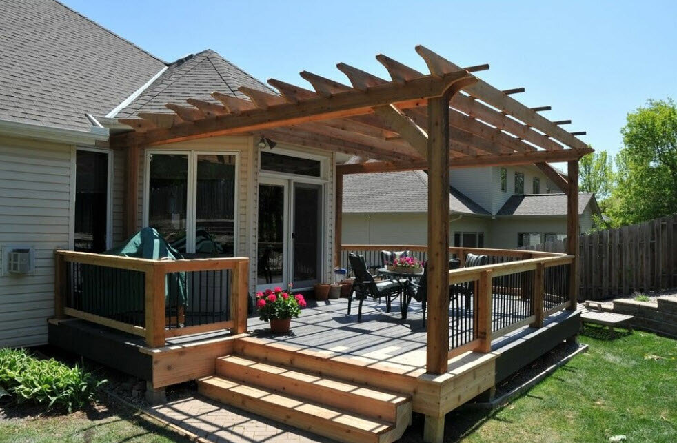 пристройка террасы, терраса веранда, односкатная пристенная пергола, терраса к дому, пристройка к дому терраса