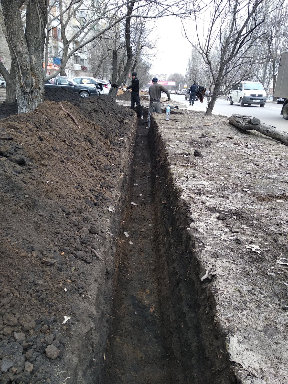 траншея, траншея для врезки в здание, парк швейцария роют траншеи, земляные работы, разрытие тротуара