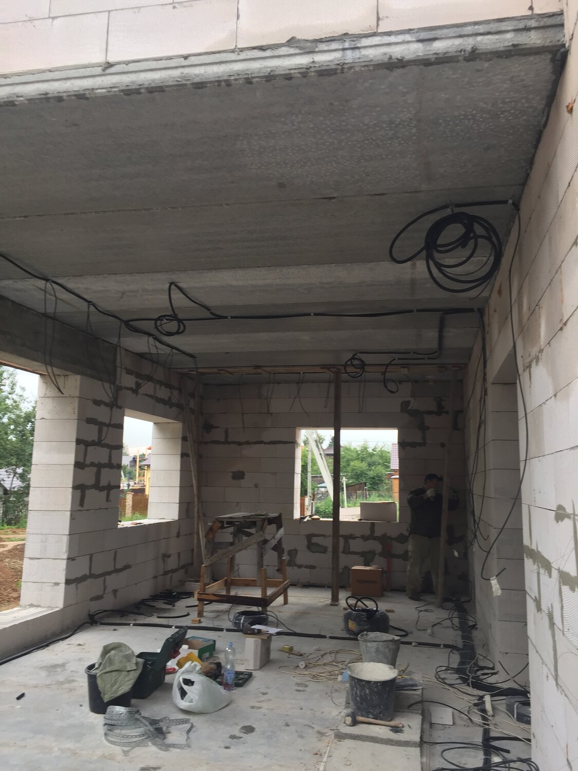 строительство, плоская кровля на газобетонном доме, дом из блоков для постоянного проживания, свободная планировка в новостройке, загородный дом
