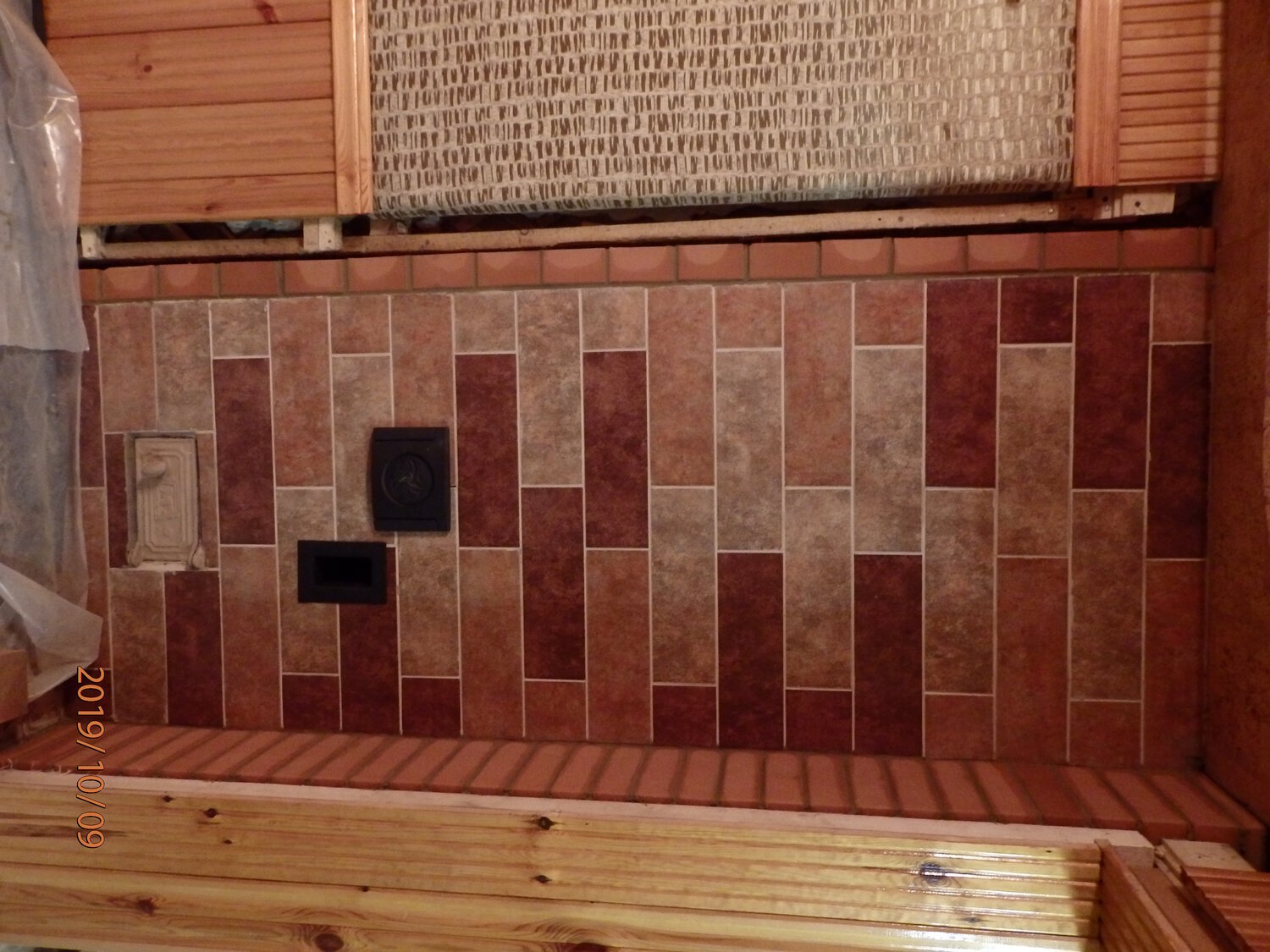 облицевать плиткой деревянные стены, плитка на брусовую стену, душевая в бане из плитки, плитка в бане в помывочной, баня русский двор