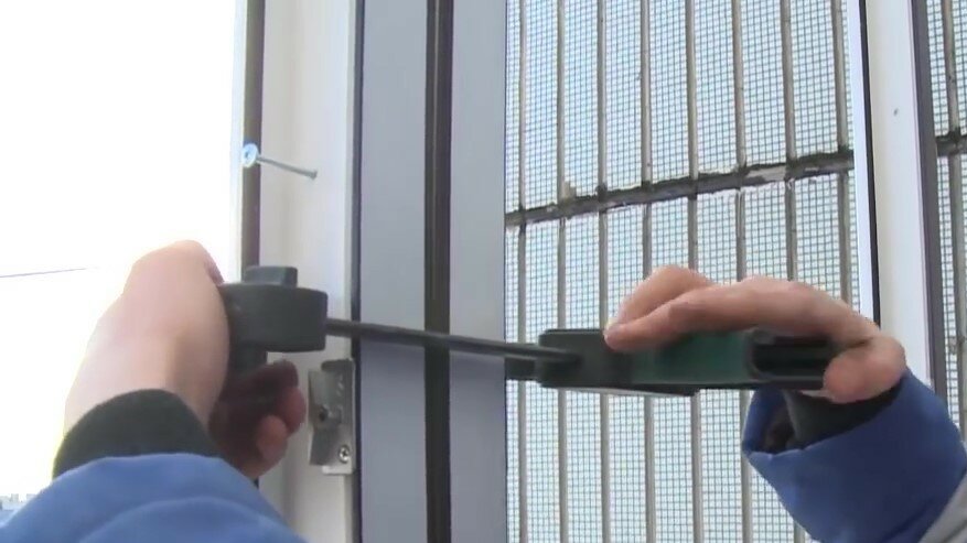 разболталась ручка на пластиковом окне, замена ручки на пластиковом окне, монтаж ручки на пластиковое окно, сломалась ручка на пластиковом окне, замки против взлома пластиковых окон