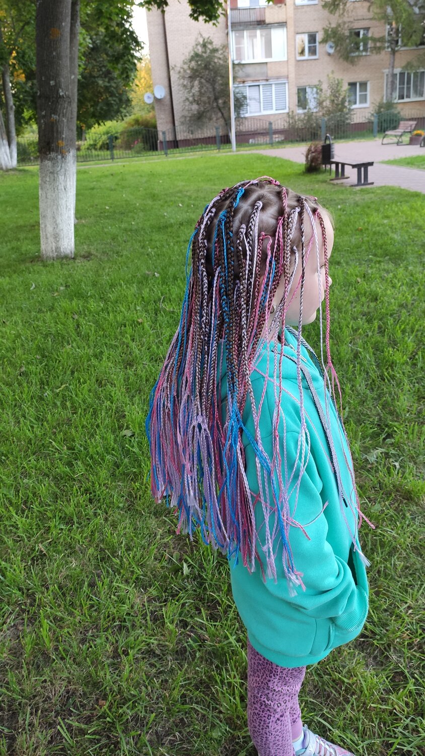 де дреды из канекалона, де дреды розовые, детские африканские косички с розовыми нитками, де дреды, материал для косичек