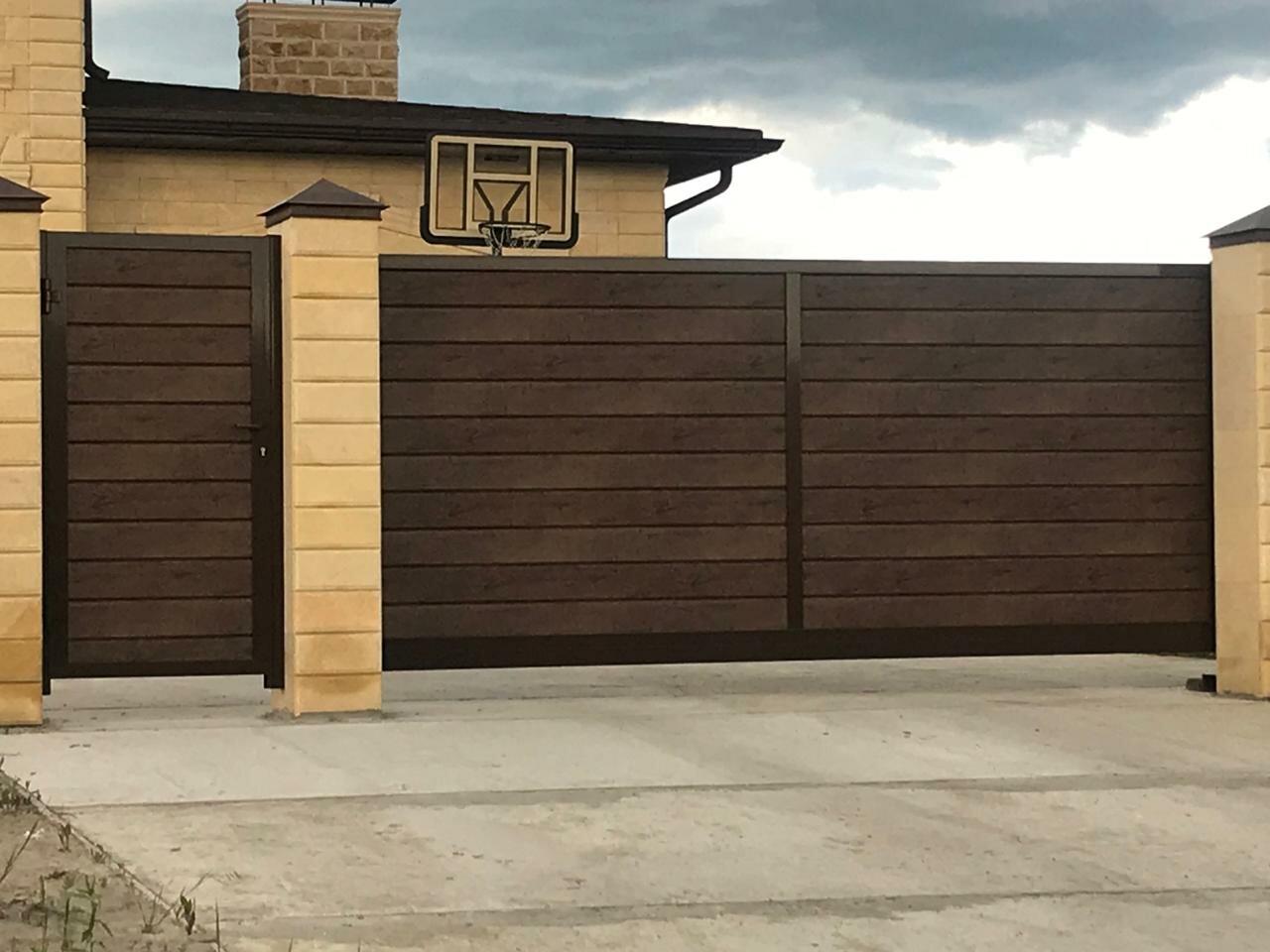 ворота откатные, откатные ворота алютех темный дуб, откатные ворота с калиткой алютех, ворота алютех ads400 распашные профлист, автоматические откатные ворота