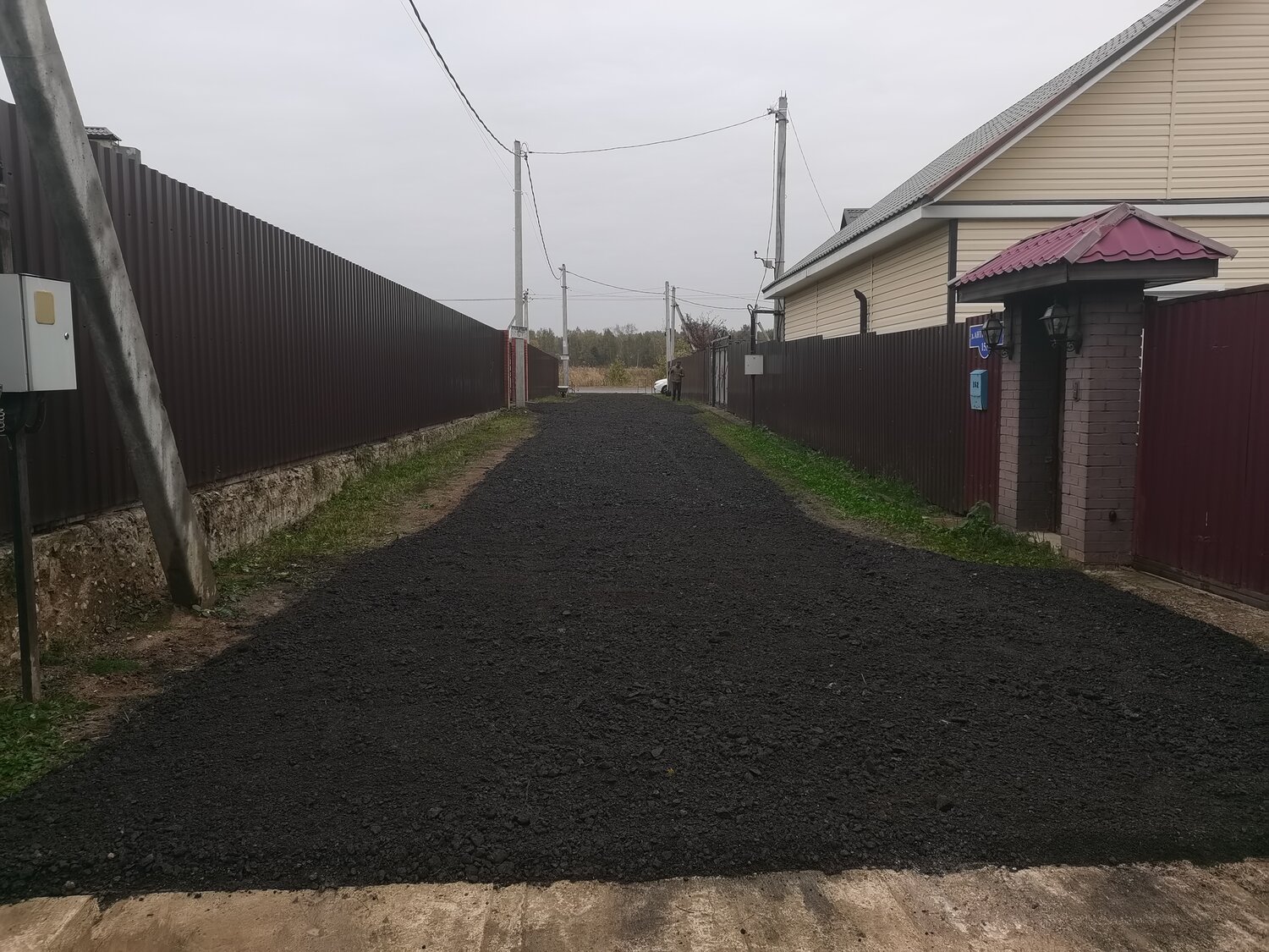 дорога из асфальтовой крошки, покрытие из асфальтовой крошки, двор из асфальтной крошки, асфальтовая крошка на даче, участок