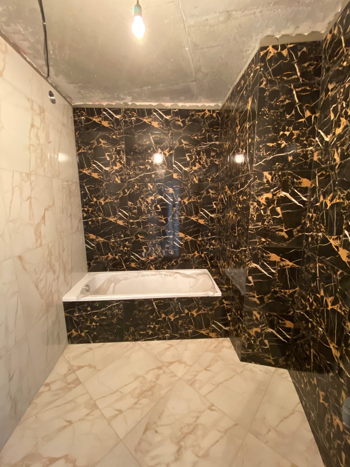 st laurent натуральный мрамор в интерьере, укладка мрамора на стены, туалет под мрамор, ванная комната, туалетная комната