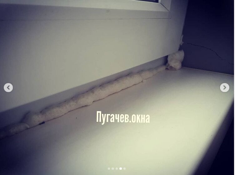 окна, щель между окном и подоконником, пластиковые окна отпотевают, грязный подоконник, промерзают пластиковые окна