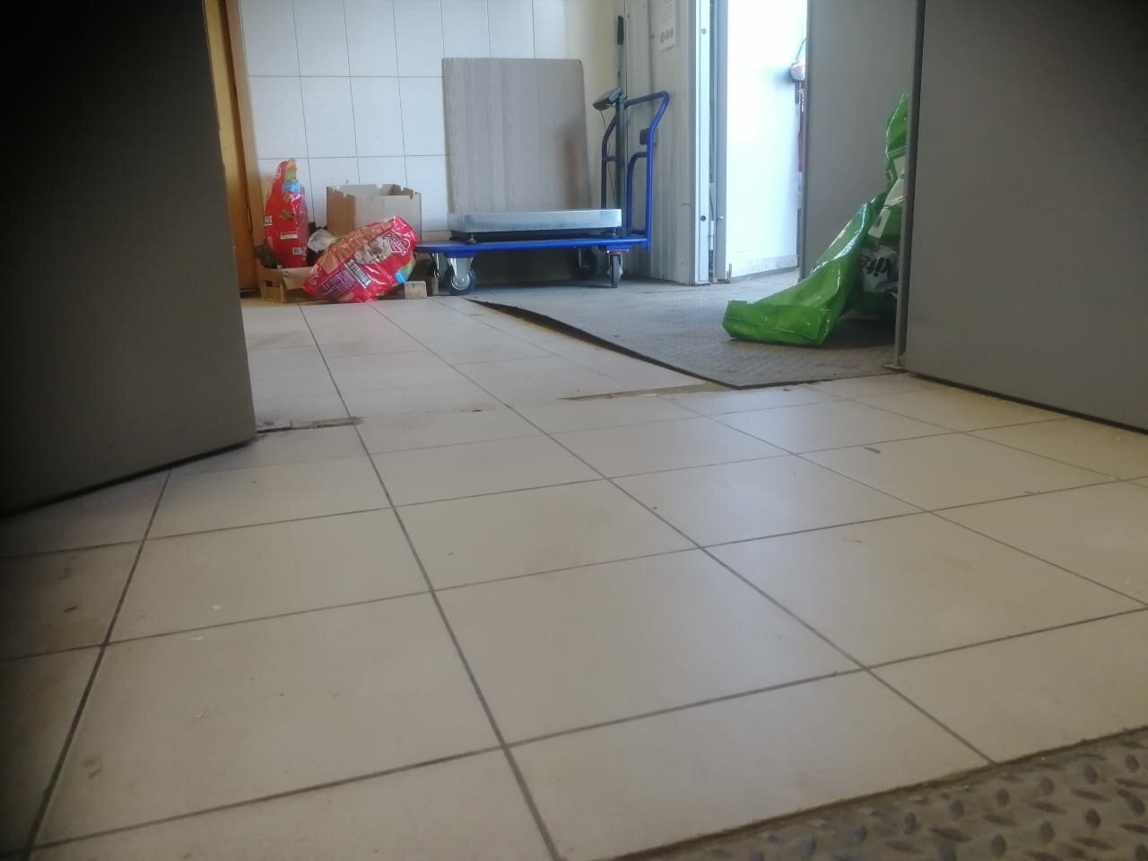 пол, напольная плитка, затирка для светлой плитки на пол, пола, напольное покрытие