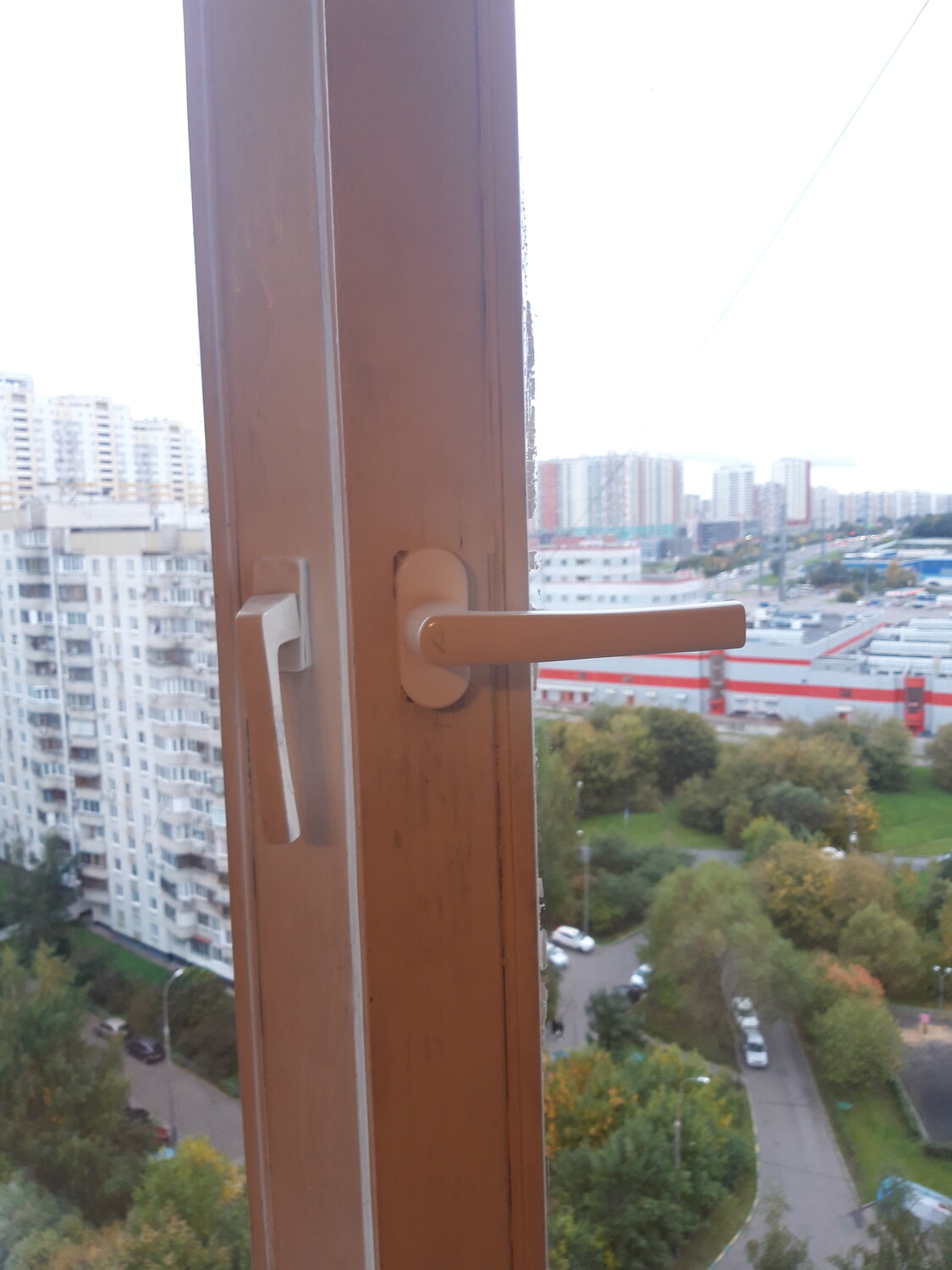 открытое окно многоэтажки, открытое окно в многоэтажке, окна, открытое окно, замки на пластиковые окна