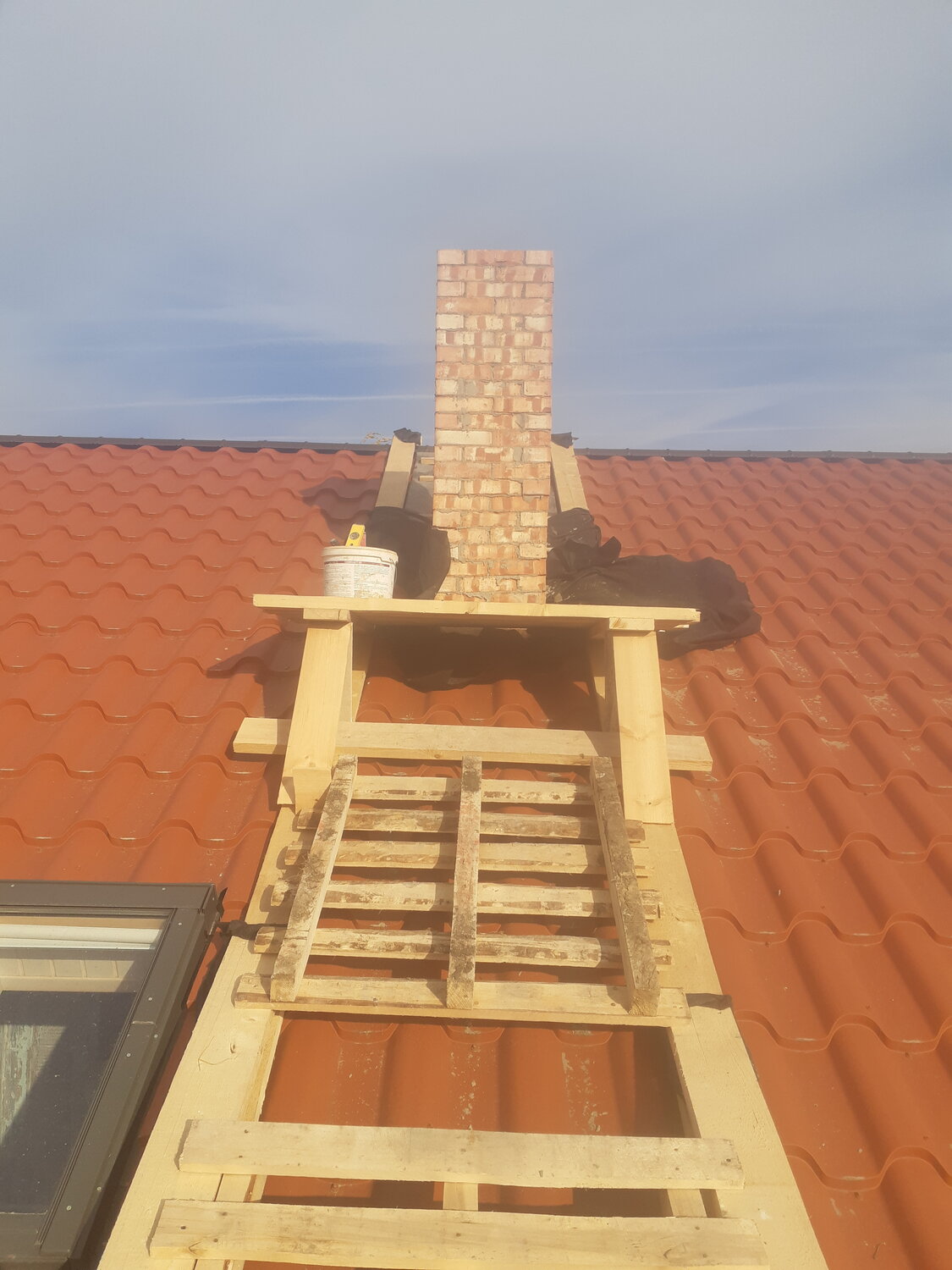 защита для дымохода на крыше, труба кирпичная для дымохода, козырек для печной трубы на крыше, кровельная лестница для шифера, монтаж крыши от стропил и мягкой черепицы цена г. можга