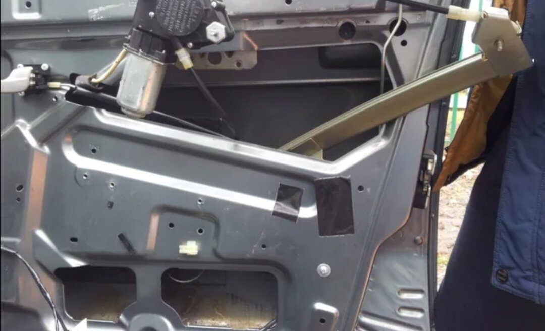 2170 крепеж стеклоподъемника, ваз 2110 держатель стекла стеклоподъемник, крепление двери приора стеклоподъемника, кронштейн держателя стеклоподъемника приора, крепление стеклоподъемник нива шевроле