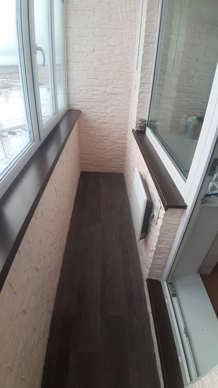 отделка балкона ламинатом, отделка лоджии ламинатом, обшивка балкона в частном доме, отделка балкона, зашивка балкона ламинатом