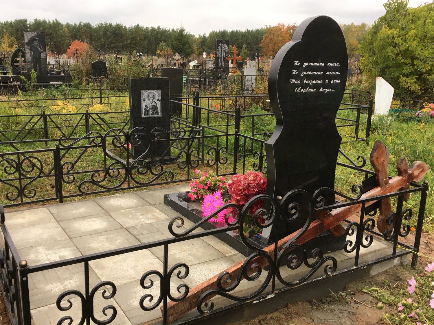 памятник похоронный, памятники на могилу, ограды и памятники на могилу, памятник в виде сердца на кладбище, могила