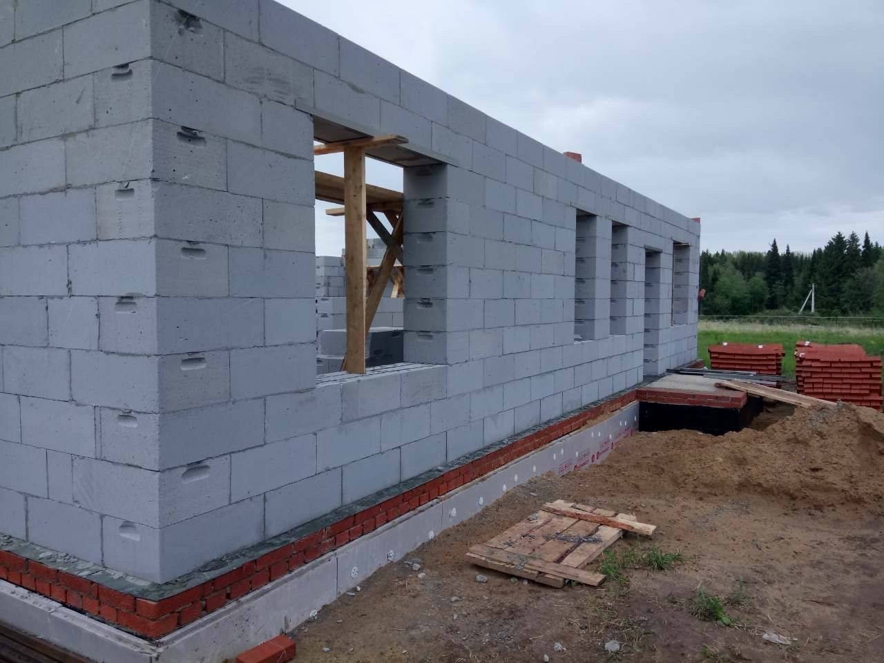 дом газобетон белый, кладка газосиликатных блоков, блоки газобетонные, строительство дома из пеноблоков, дом из газосиликатных блоков