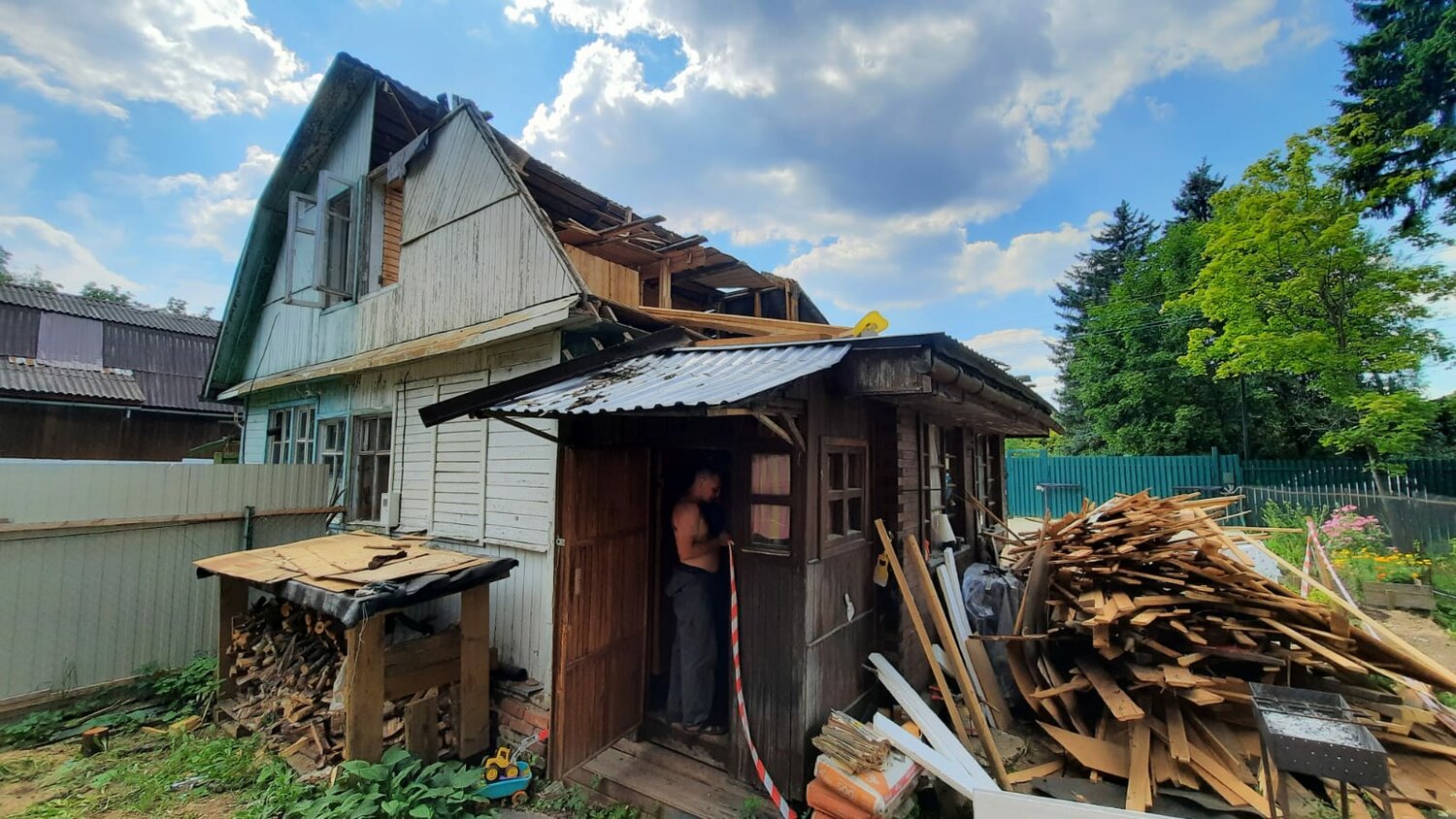 Демонтаж деревянного дома