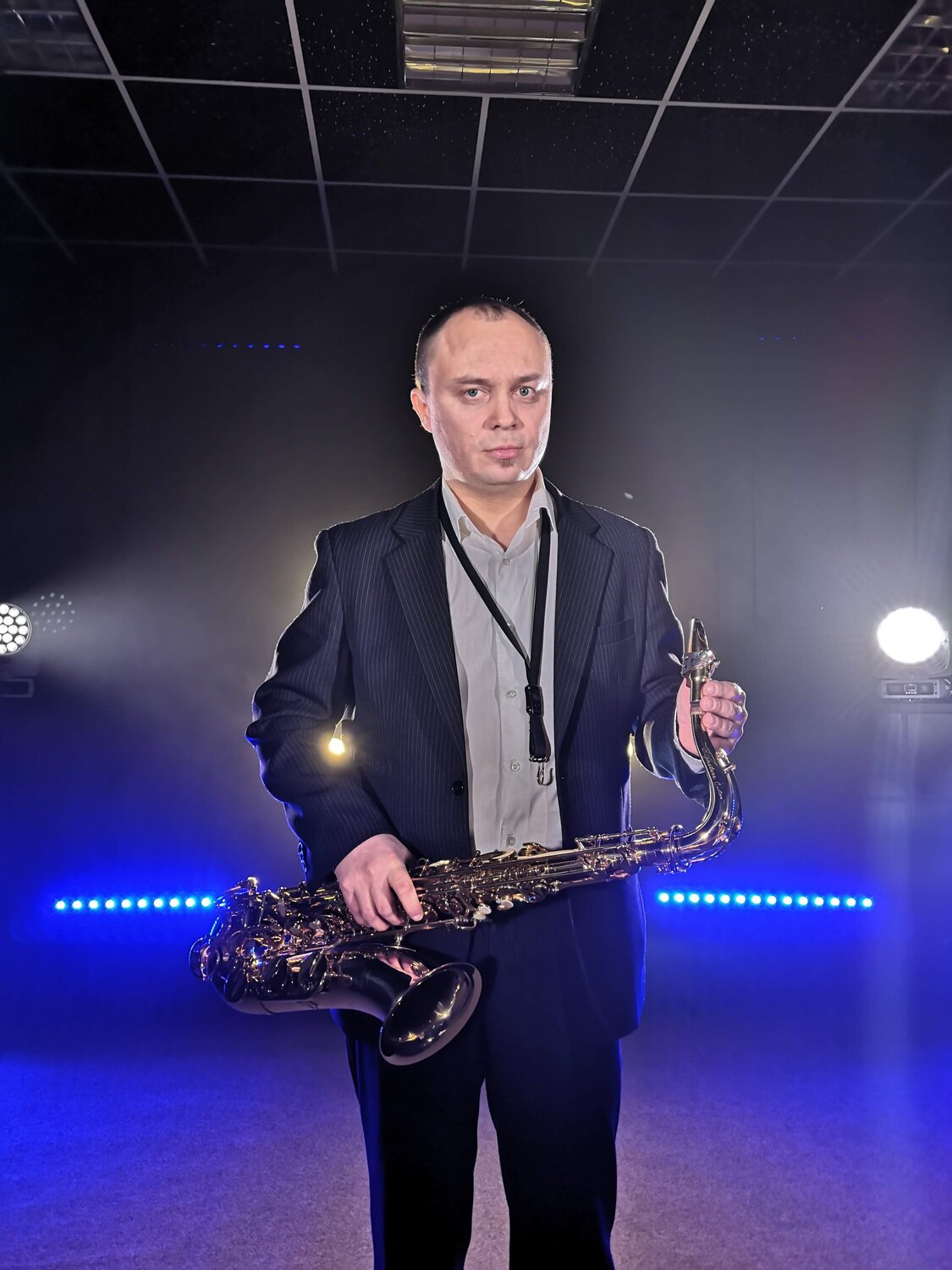 саксофонист эдгар, максим дюрягин саксофон, саксофонист, игра на саксофоне, саксофон