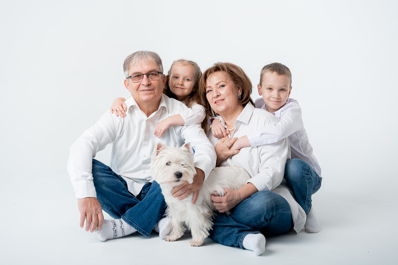 ребенок, ооо ника кызыл, семейная фотосессия, семья, семейная фотосессия с собакой в студии