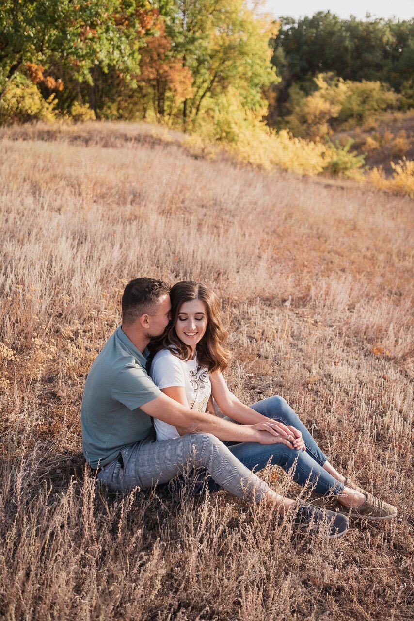 девушка, фотосессия пары, фотосессия с мужем на природе, позы для фотосессии осенью для пары, пара фотосессия