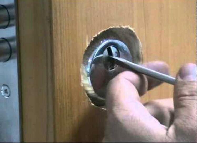 высверлить личинку замка, высверливание личинки замка входной, вскрытие замков, ремонт дверного замка, высверлить замок входной двери
