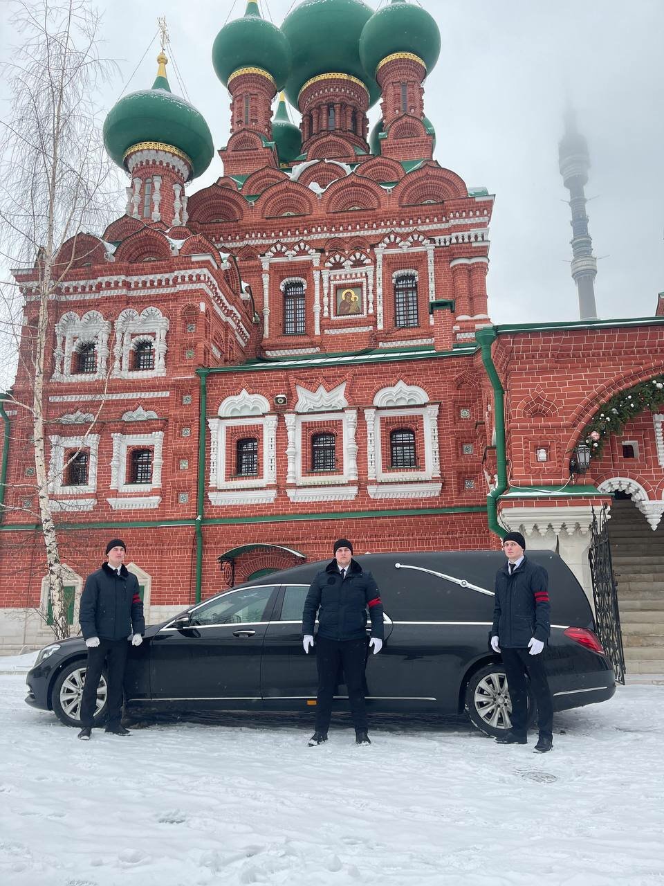 храм троицы живоначальной в останкине, храм живоначальной троицы, церковь троицы, церковь святой троицы, мужчина