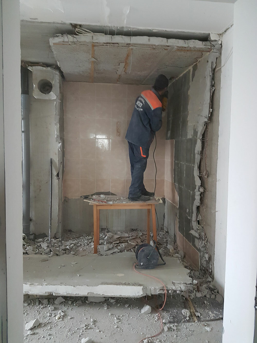 Демонтаж сантехкабины(гипс,ацеид.бетон)под "ключ"