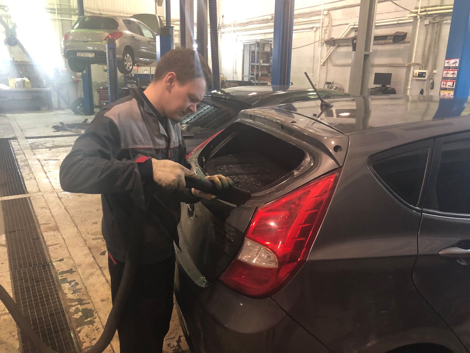 Замена заднего стекла автомобиля