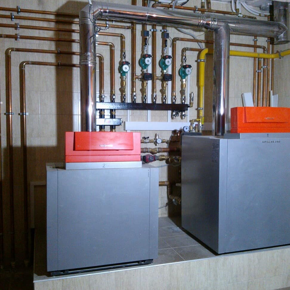 котельная для частного дома viessmann, здание котельной для отопления, котельная, газовый котёл висман 100 обвязка, котел