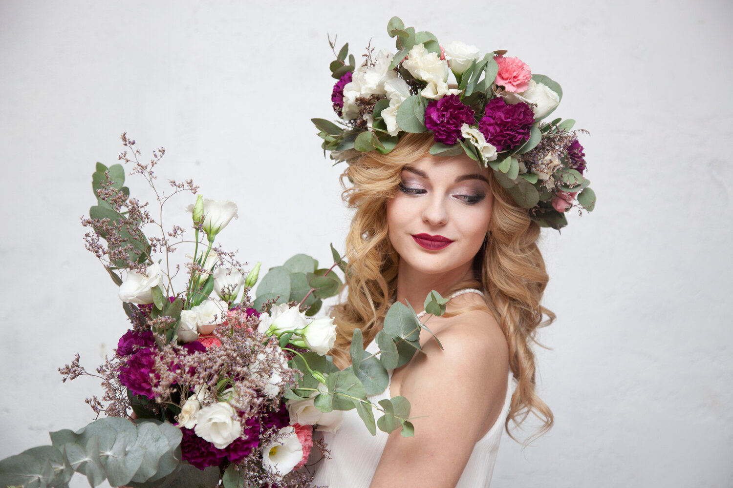 венок из цветов, искусственные цветы, цветочная, женщина в венке, свадебные образы с венком из цветов в студии