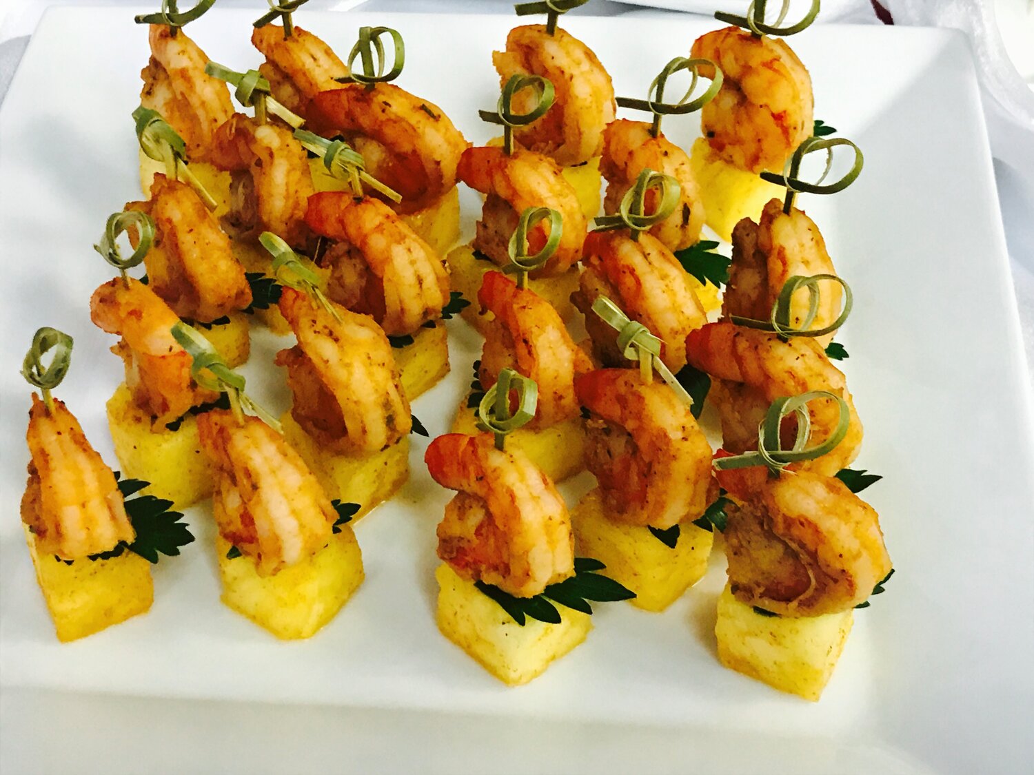 еда, морепродукты на шпажках, закуска, креветки на шпажках с овощами, шашлык из курицы с ананасом на шпажках