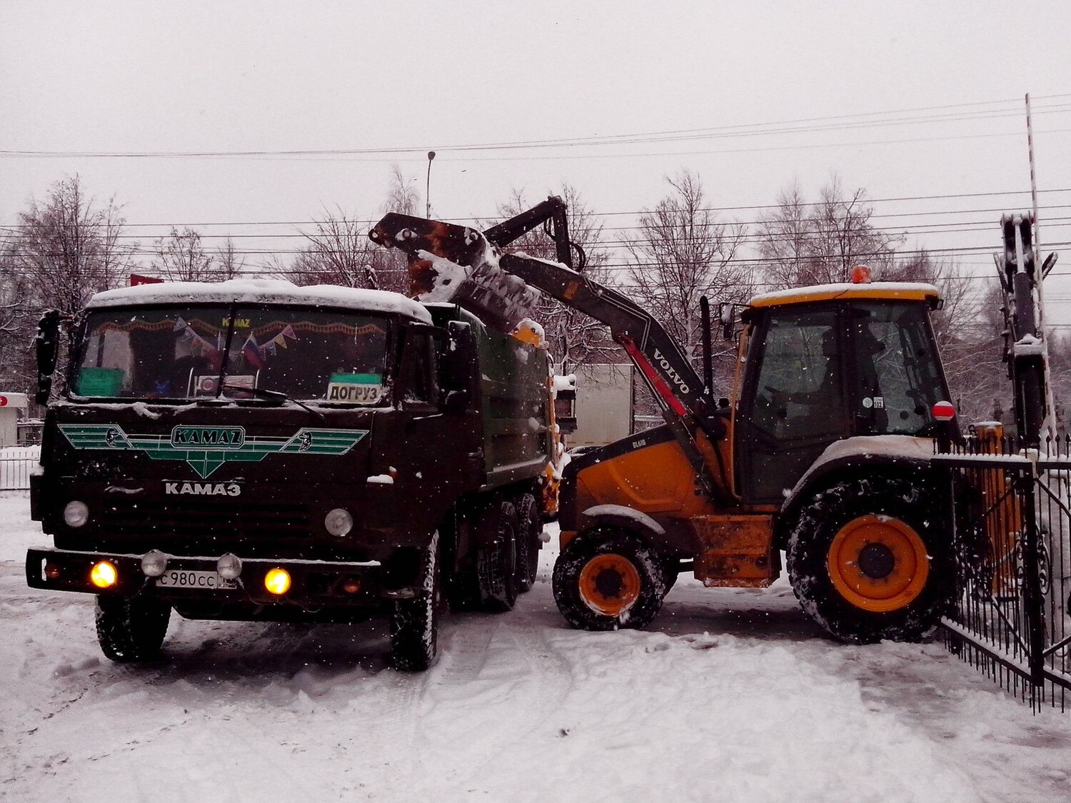 спецтехника, техника, уборка снега погрузчик jcb, уборка снега jcb камаз, погрузка снега экскаватором погрузчиком на самосвал