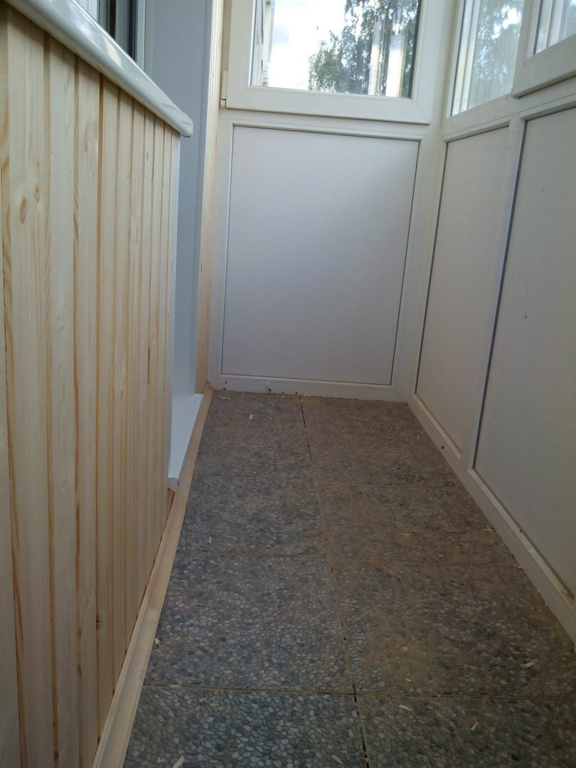 отделка балкона блок евровагонкой, отделка балкона вагонкой из липы, отделка балкона вагонкой горизонтально, балкон, обшивка балкона вагонкой подоконник