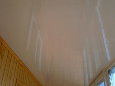 вагонка на потолке балкона, потолок, потолок из пвх вагонки, пластиковая вагонка на потолок бесшовная, пластиковый потолок на балконе