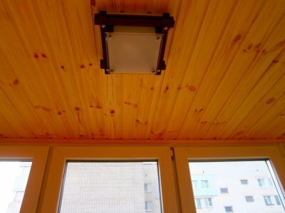 обшивка потолка балкона вагонкой, потолочный обогреватель лоджия, потолок из вагонки с нащельником, обшивка потолка веранды, светильник на балкон обшитый вагонкой